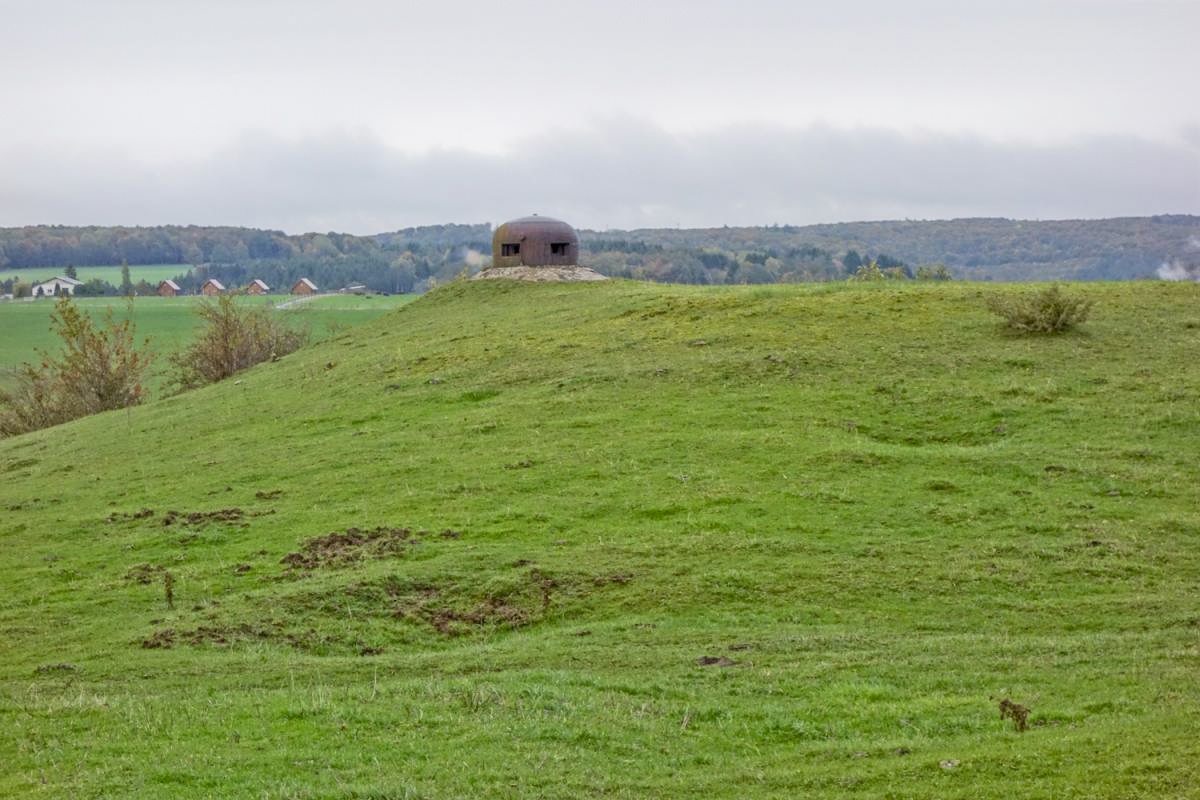 Ligne Maginot - SEELBERG EST - (Casemate d'infanterie) - La cloche GFM domine les dessus de la casemate. A noter le terrain qui présente des cratères, vestiges de bombardement ?