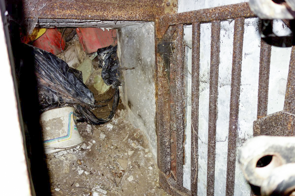 Ligne Maginot - SEELBERG OUEST - (Casemate d'infanterie) - Grille de la sortie de secours donnant sur le fossé diamant ... et son monceau de déchets modernes ... - Michel Teiten