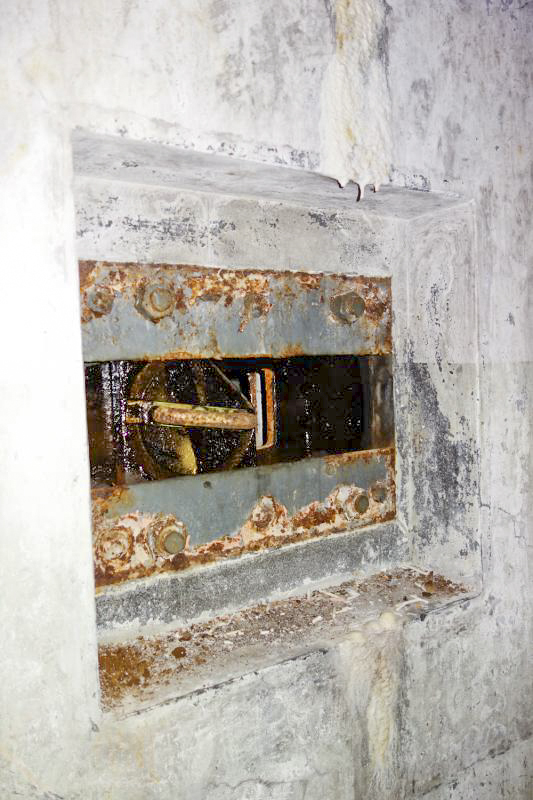 Ligne Maginot - SEELBERG OUEST - (Casemate d'infanterie) - Créneau intérieur de défense de la sortie de secours de la casemate.