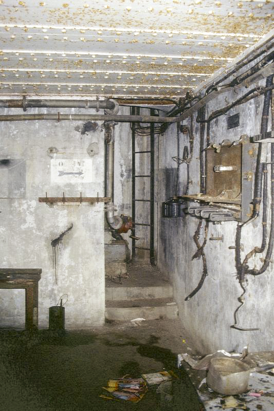 Ligne Maginot - SEELBERG OUEST - (Casemate d'infanterie) - Le central téléphonique de la casemate, au fond, la cloche GFM utilisée comme observatoire
