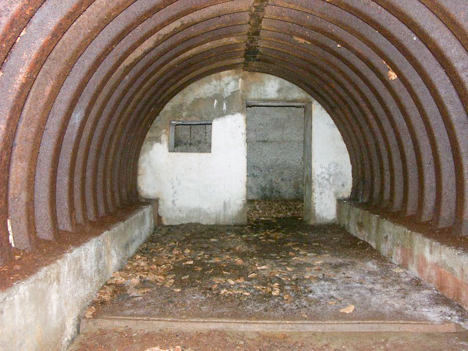 Ligne Maginot - SIERSTHAL 2 - (PC) - L'alvéole
Vue vers l'entrée de plain pied. Noter les rigoles au sol