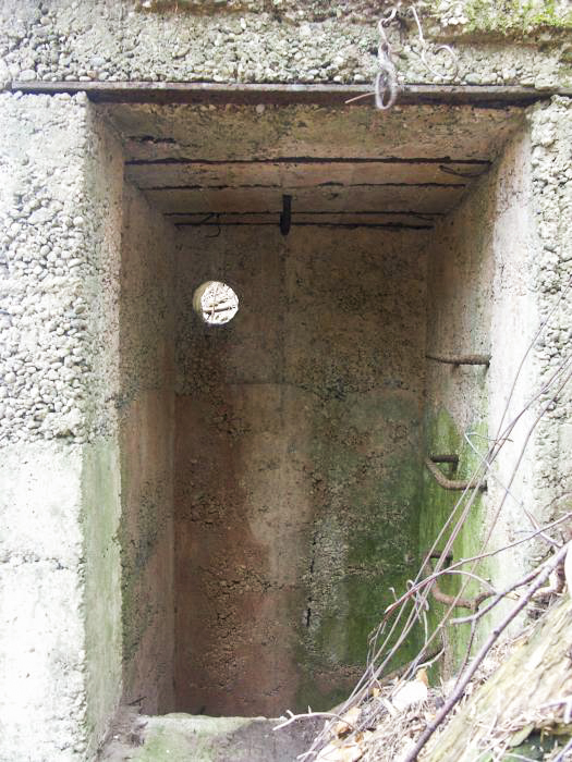 Ligne Maginot - SIERSTHAL 2 - (PC) - L'édicule de la sortie haute
Noter la réservation pour une gaine d'évacuation