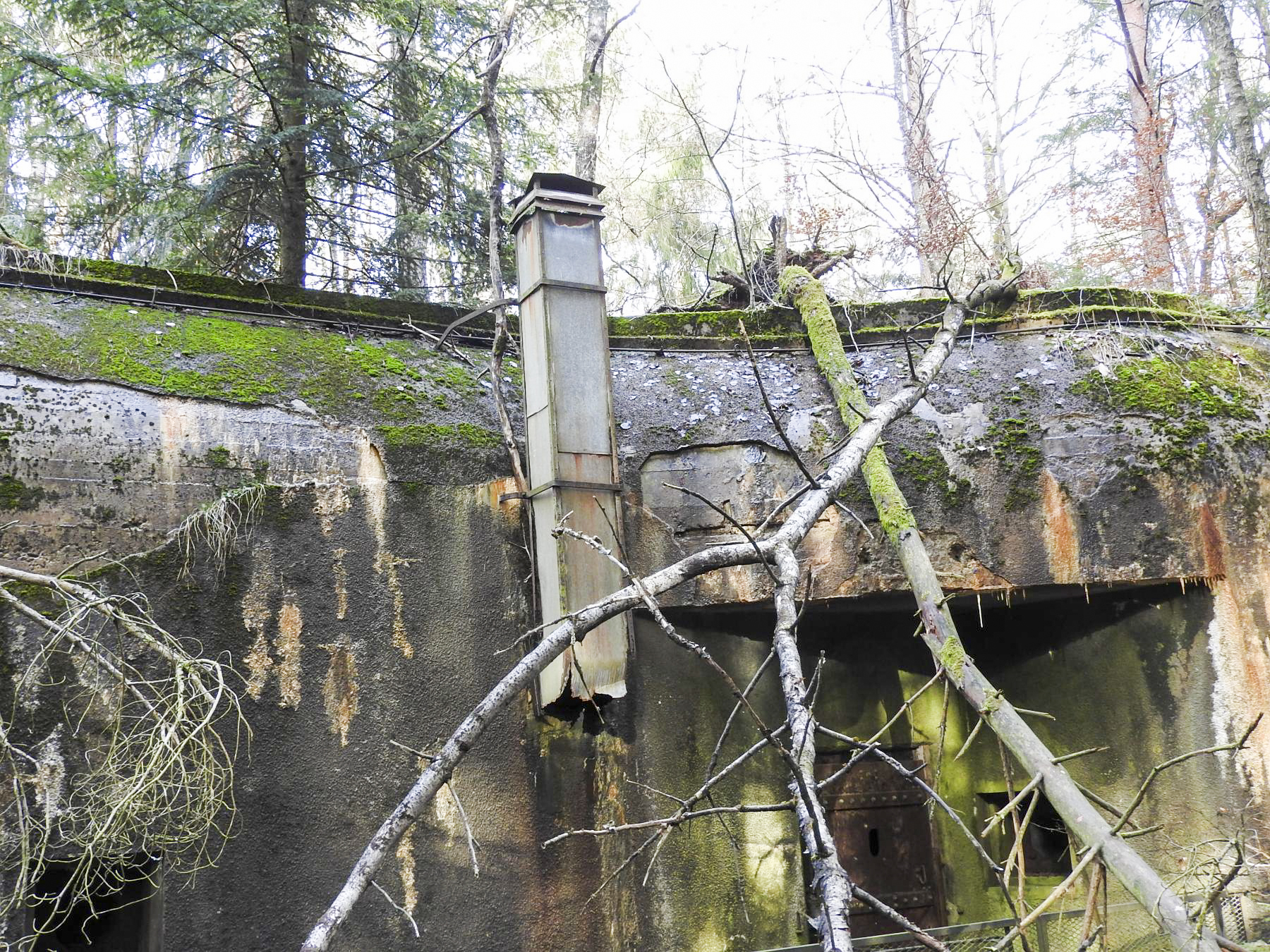 Ligne Maginot - CAMP DE BITCHE - (Abri) - Une cheminée et l'entrée de droite