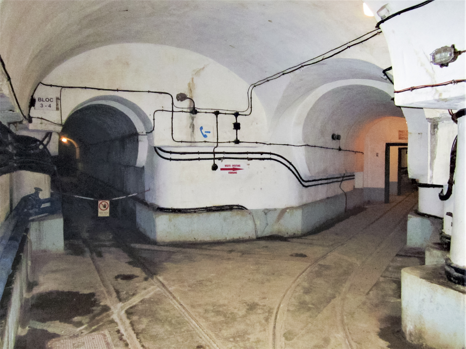 Ligne Maginot - FOUR A CHAUX - FAC - (Ouvrage d'artillerie) - Galerie vers les blocs 3 et 4
A droite entrée du bloc 2