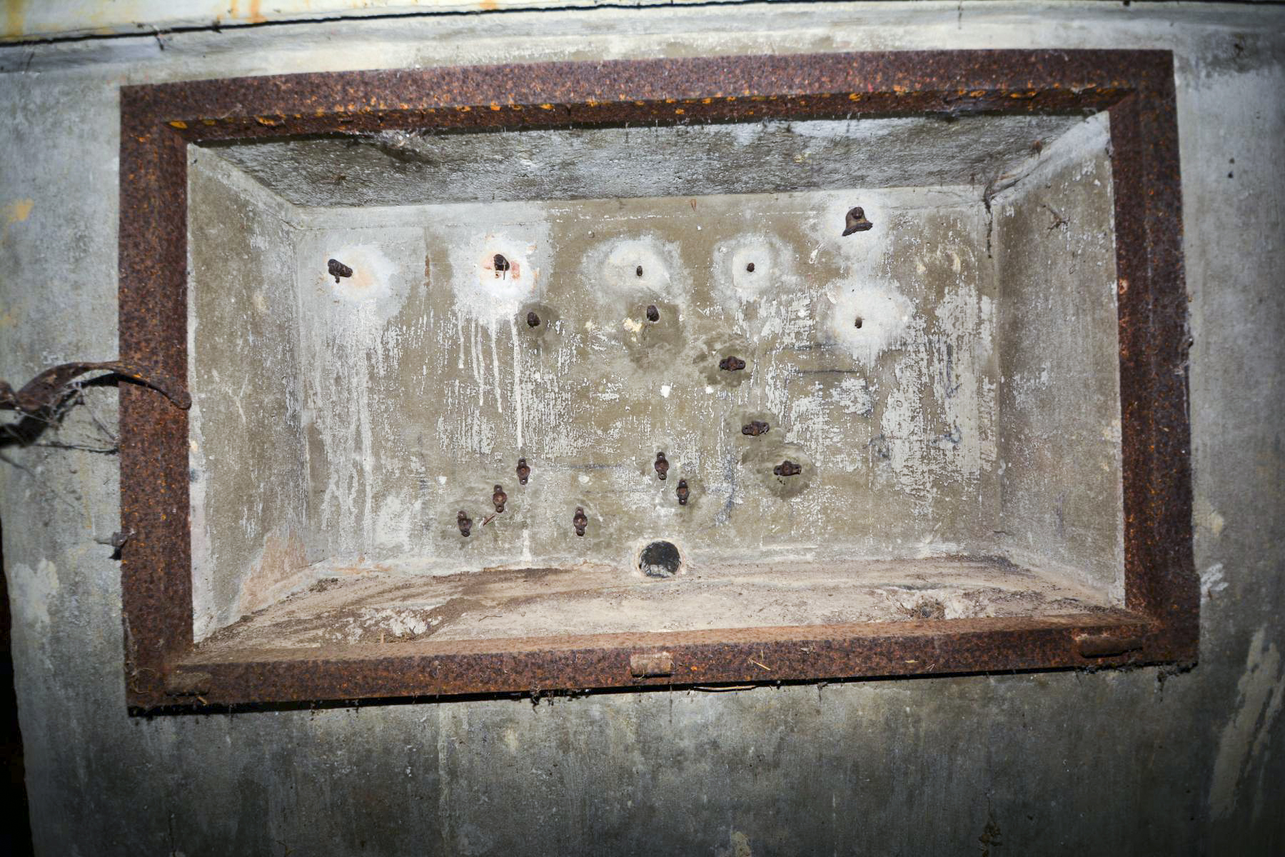 Ligne Maginot - JETTINGEN - (Chambre de coupure) - Le massif dans la chambre de coupure
La face arrière abritait un téléphone étanche avec ses piles et sa sonnerie ainsi que le boîtier de raccordement des lignes de campagne