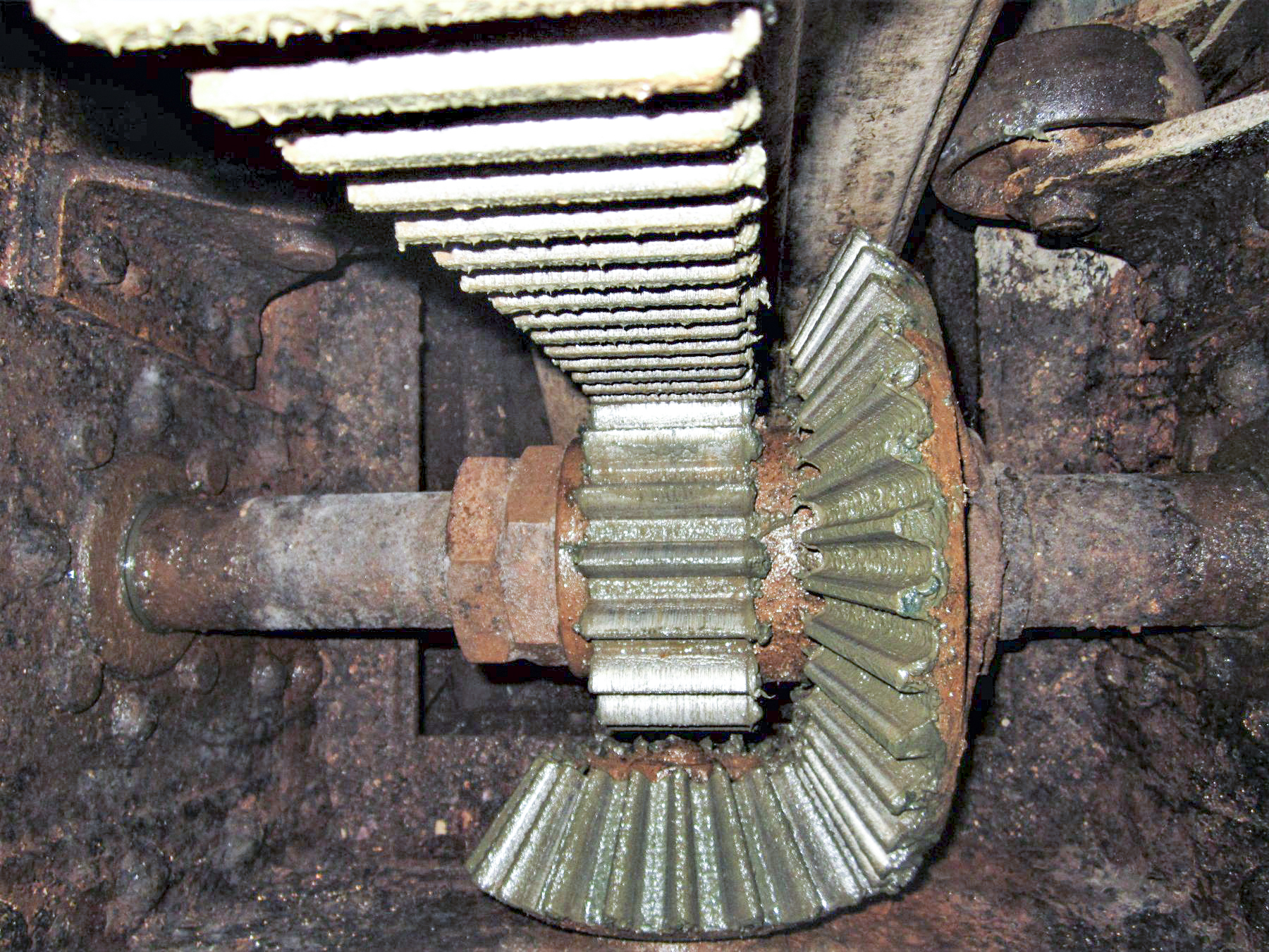 Ligne Maginot - FOUR A CHAUX - FAC - (Ouvrage d'artillerie) - Bloc 2
Etage inférieur de la tourelle de 75
Crémaillère du balancier