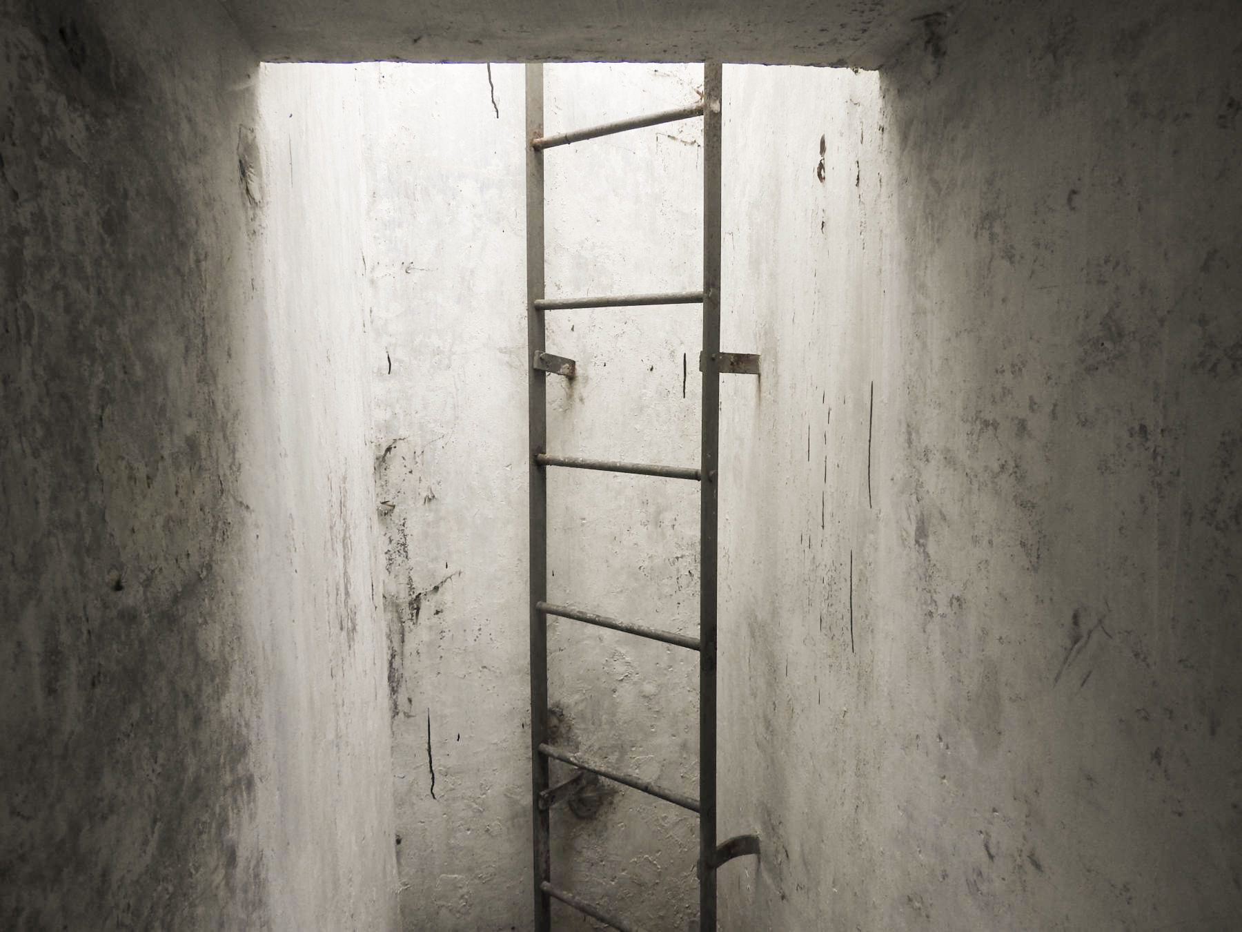 Ligne Maginot - CU2 - (Chambre de coupure) - Le puits d'accès et l'échelle