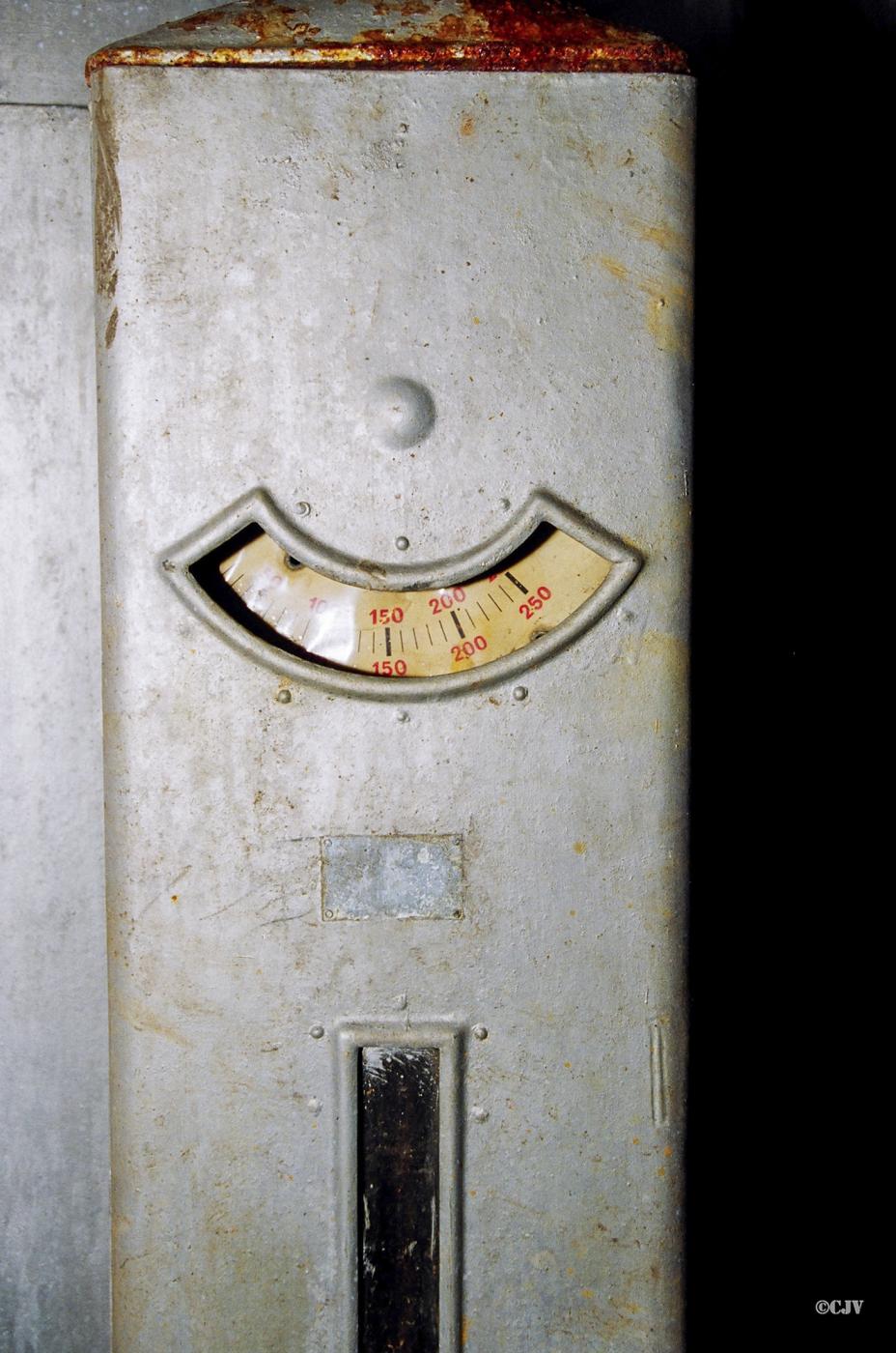 Ligne Maginot - FREUDENBERG (QUARTIER SCHIESSECK - I/37° RIF) - (Abri) - Boitier de régulation de la chaudière et manomètre donnant le pression de vapeur en grammes - Lia VERMEULEN