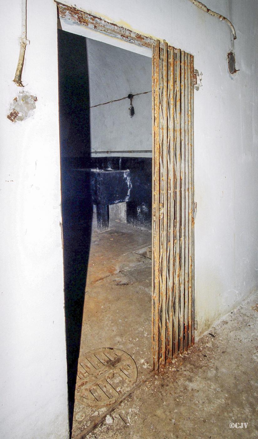 Ligne Maginot - FREUDENBERG (QUARTIER SCHIESSECK - I/37° RIF) - (Abri) - Entrée du magasin aux vivres - Lia VERMEULEN