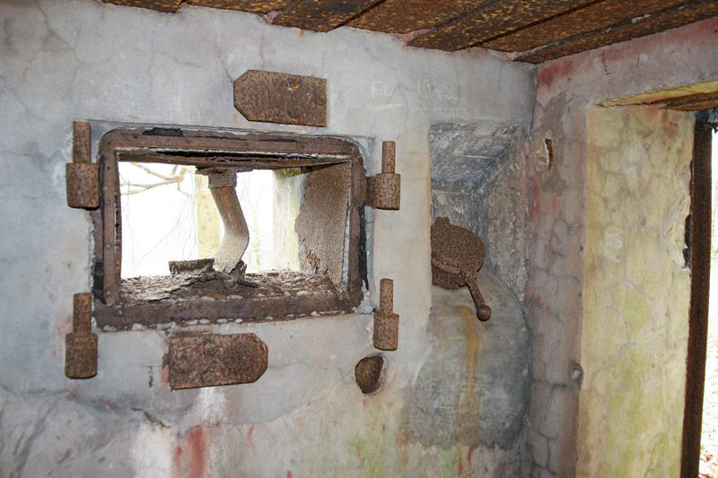 Ligne Maginot - GENDERSBERG (AVANT POSTE) - (Blockhaus pour arme infanterie) - Le dispositif de mise à feu de la DMP voisine - GRUBER Franck