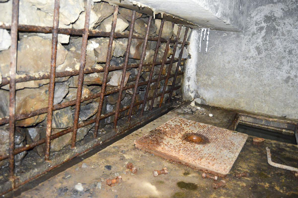 Ligne Maginot - COL DE RESTEFOND (STATION DE CAPTAGE ET POMPAGE D'EAU) - (Divers) - Le captage sous rocaille