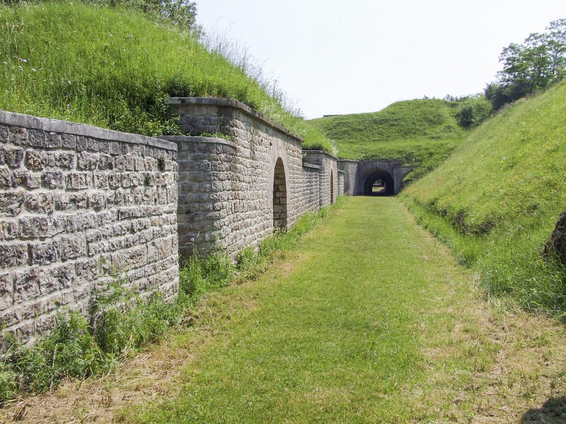 Ligne Maginot - BATTERIE DES ROCHES - (Position d'artillerie préparée) - Le rempart d'artillerie.