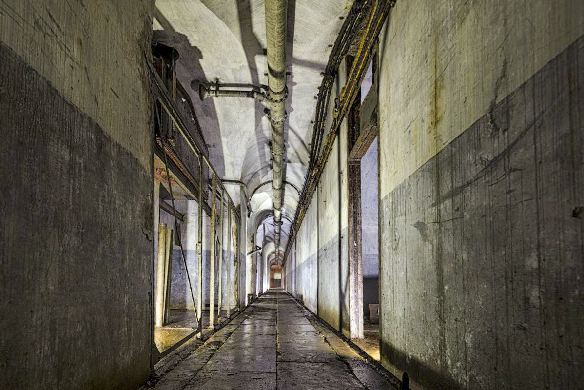 Ligne Maginot - LEGERET - (Abri) - Dirigeons-nous vers les chambres pour la troupe, je trouve que les couleurs de ce couloir sont vraiment intéressantes, ça change des couloirs grisâtres habituels !
