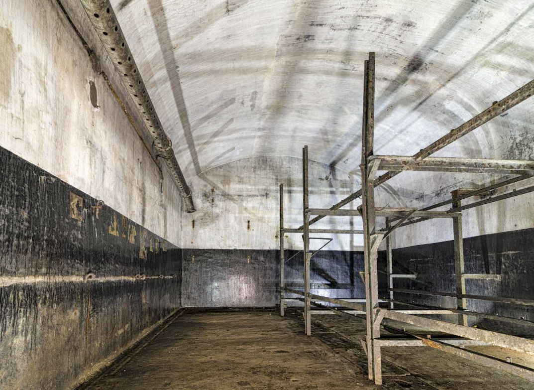 Ligne Maginot - LEGERET - (Abri) - La seconde chambre, cette fois pour les officiers. Sur le mur de gauche des affiches et des calendriers de femmes y sont accrochées !
