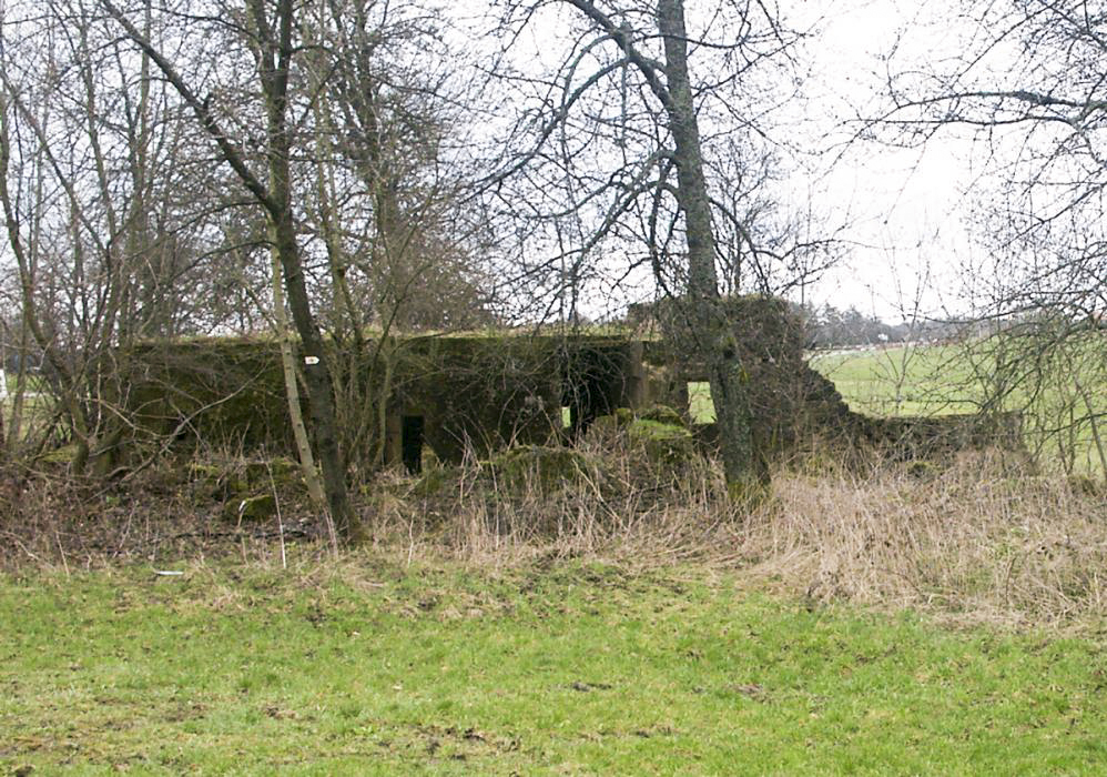 Ligne Maginot - LEGERET - M1BIS - (Blockhaus pour arme infanterie) - Prise de coté.
Noter le mur devant le bloc lui même
