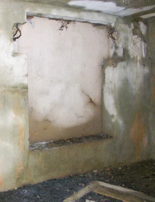 Ligne Maginot - LEGERET - M1BIS - (Blockhaus pour arme infanterie) - L'entrée, initialement prévue pour une pièce antichar, a été murée - Pascal LAMBERT