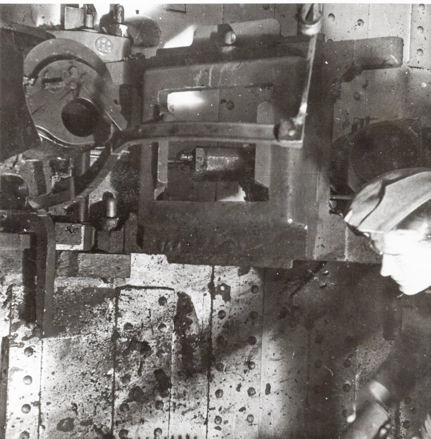 Ligne Maginot - HAUT POIRIER - (Ouvrage d'infanterie) - Le canon antichar 47 du bloc 3 juste à côté du lieu de l'explosion d'un obus d'artillerie allemand dans la chambre de tir