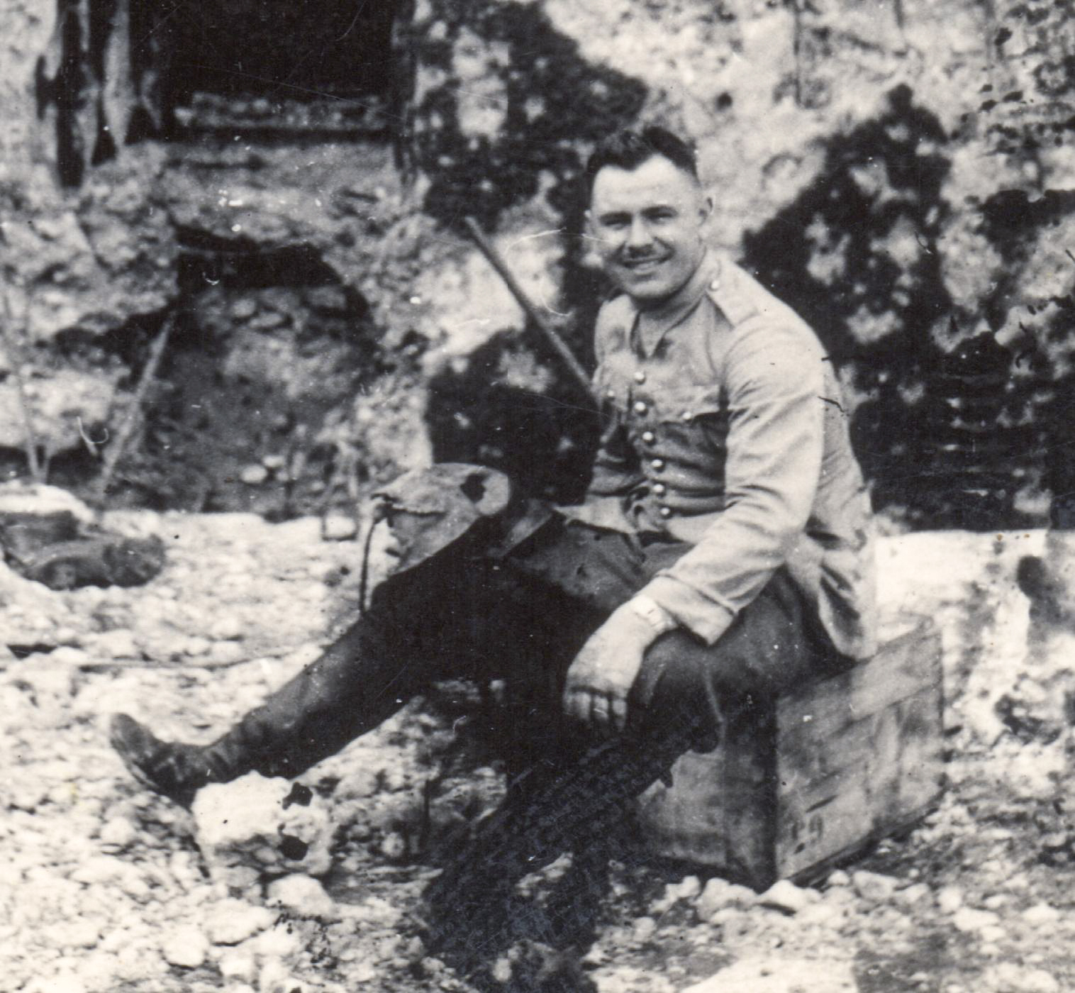 Ligne Maginot - HAUT POIRIER - (Ouvrage d'infanterie) - Un soldat allemand devant le bloc 3 avec une veste d'officier français