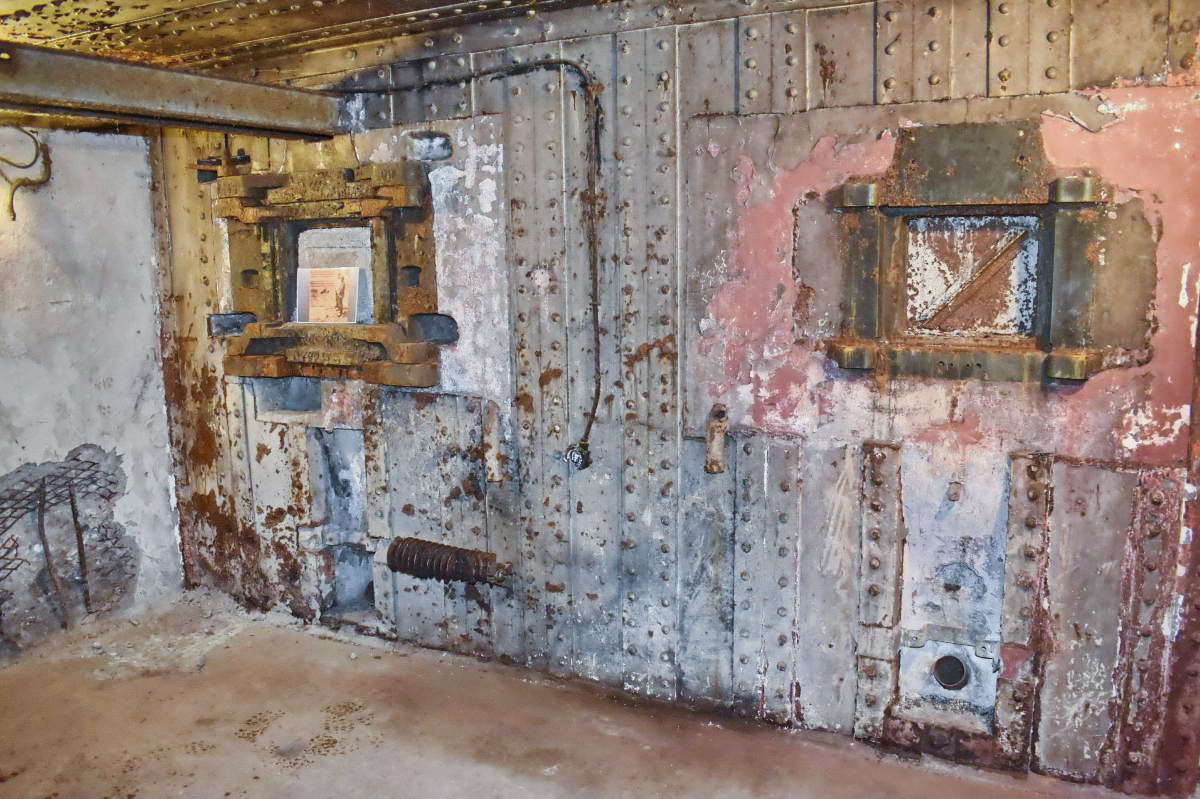 Ligne Maginot - HAUT POIRIER - (Ouvrage d'infanterie) - Bloc 3
Chambre de tir
1 JM et 1 JM/canon AC sur bi-rail - Daniel Froehly