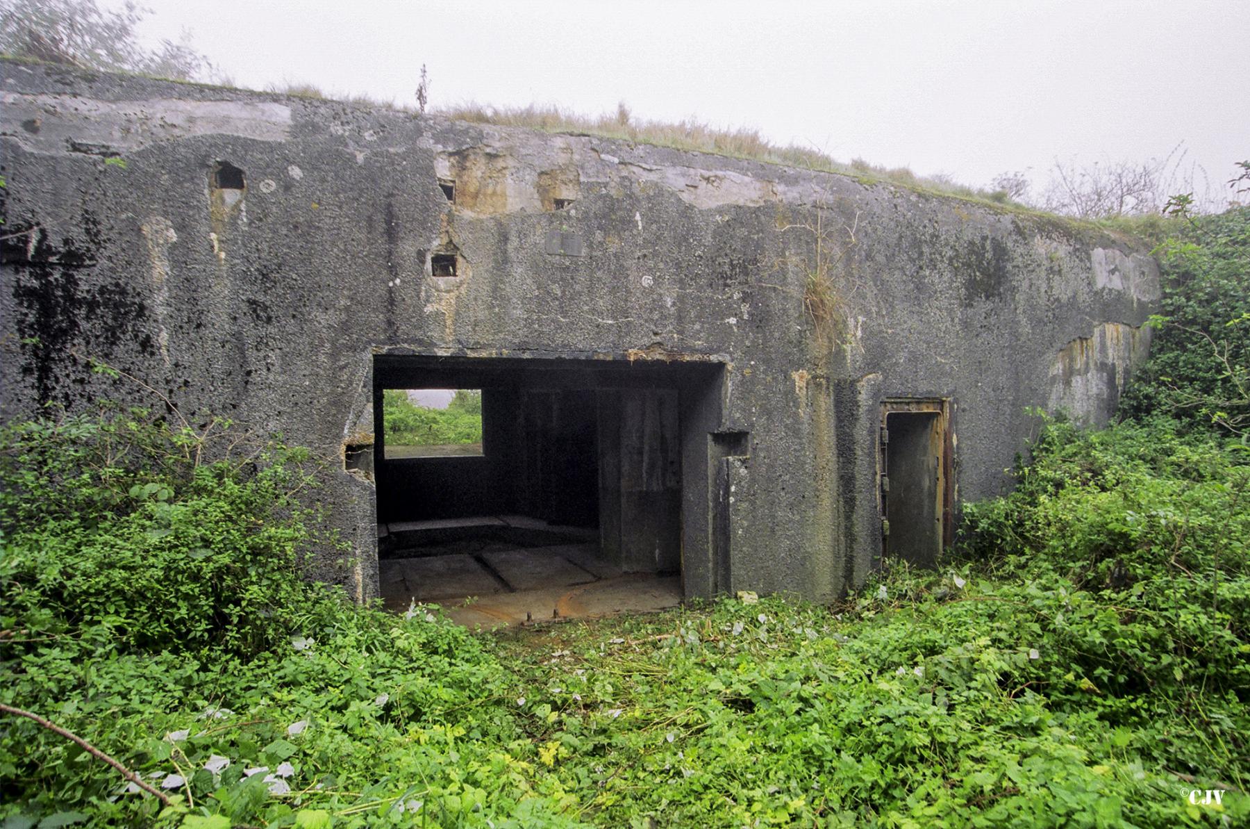 Ligne Maginot - A20BIS - B381 - FORT DE MAULDE - CASEMATE DE 155 - (Casemate d'artillerie) - Entrées du canon (à gauche) et du personnel (à droite)