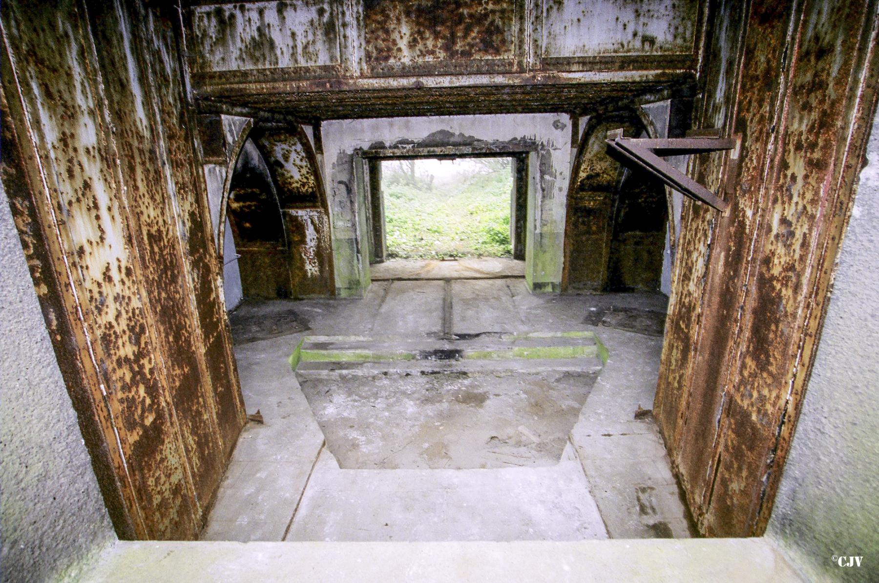 Ligne Maginot - A20BIS - B381 - FORT DE MAULDE - CASEMATE DE 155 - (Casemate d'artillerie) - La chambre de tir vue depuis l'embrasure