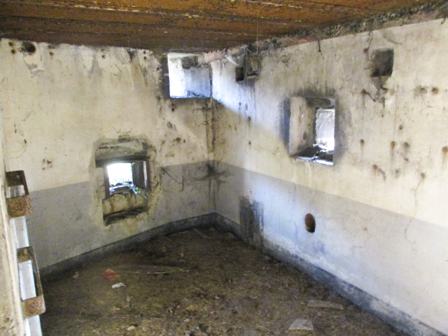 Ligne Maginot - A25 - RODIGNIES EST - (Casemate d'infanterie - double) - Chambre de tir mitrailleuse droite, à gauche le support du central téléphonique