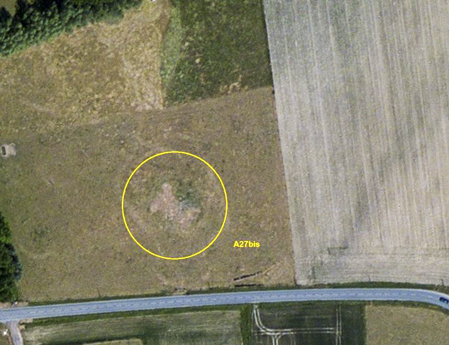 Ligne Maginot - A27BIS - CHARBON - (Blockhaus lourd type STG / STG-FCR - Double) - La trace du radier est distinguée dans le pré.