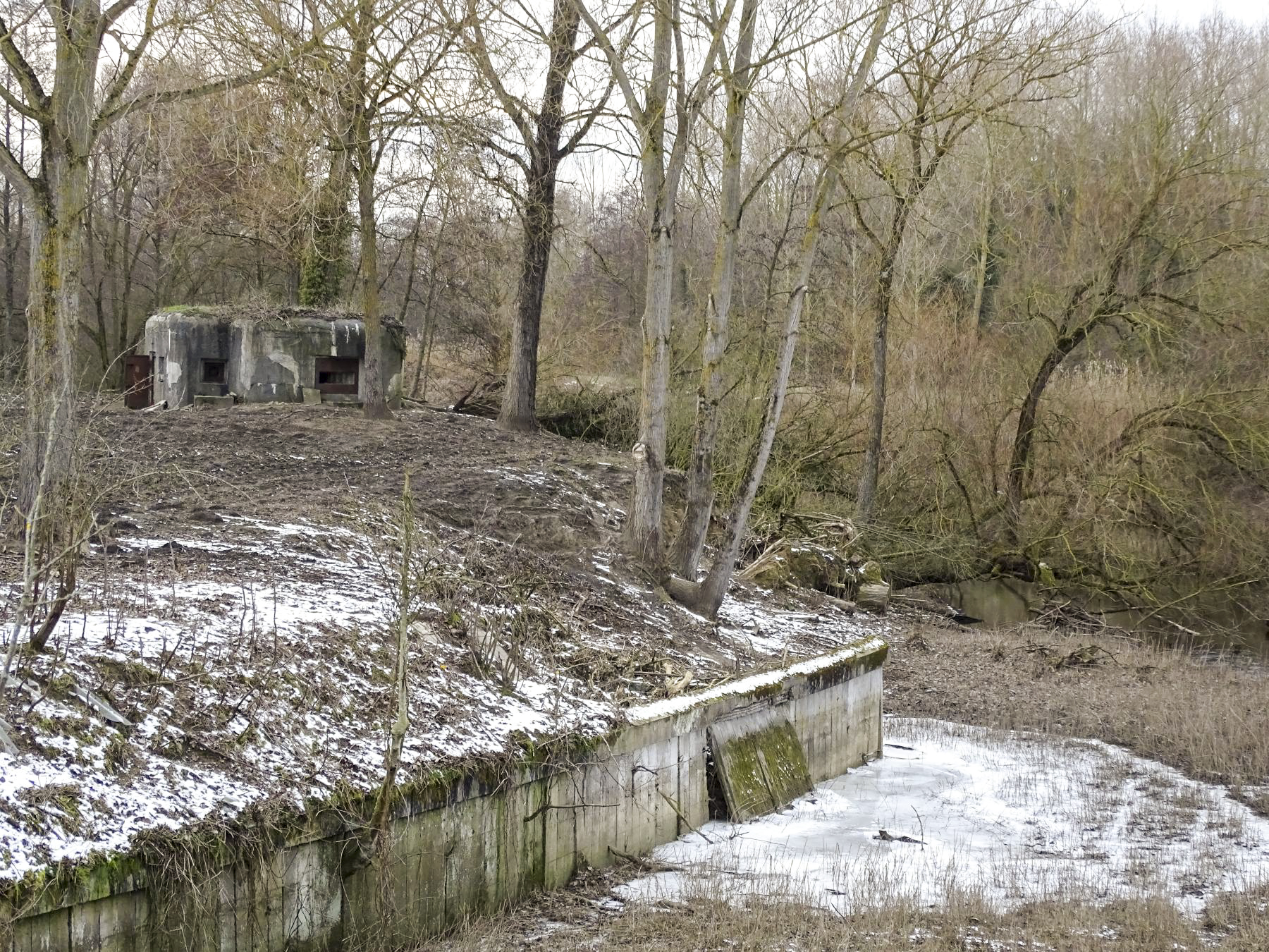 Ligne Maginot - B397 - ECLUSE DE RODIGNIES - (Blockhaus pour arme infanterie) - Les deux créneaux tirant vers Hergnies et le pont sur le Jard; devant, le canal du Jard.