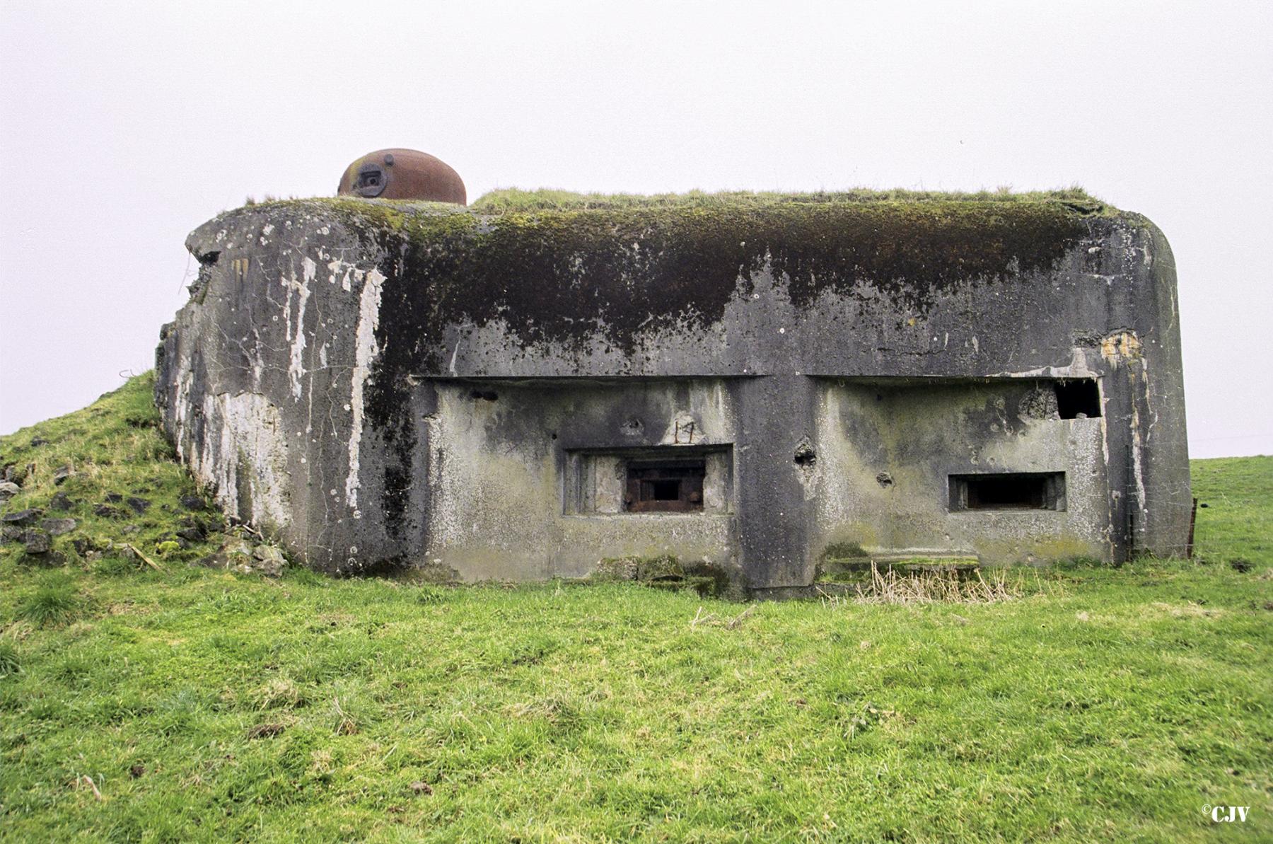 Ligne Maginot - A30 - BRUILLE NORD - (Casemate d'infanterie) - Façade avec chambre de tir 
A gauche se trouve le créneau pour canon antichar de 25 mm, a droite le créneau d'observation.