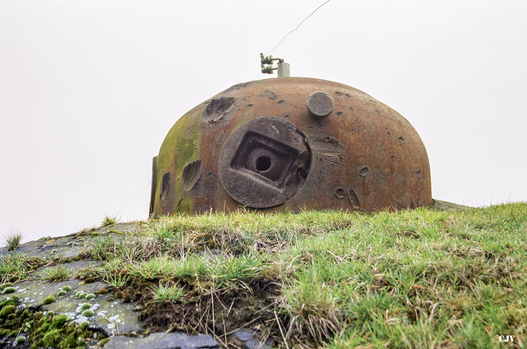 Ligne Maginot - A31 - BRUILLE SUD - (Casemate d'infanterie) - Cloche GFM type B
Notez les impacts et notamment sur la rotule