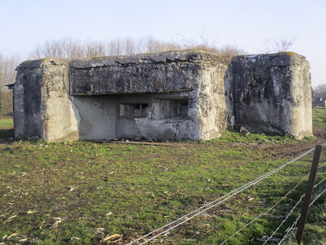 Ligne Maginot - A32 - EMERAUDE - (Blockhaus lourd type STG / STG-FCR - Double) - Blockhaus situé dans un pré privé.