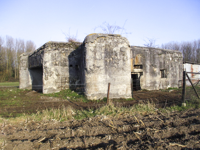 Ligne Maginot - A32 - EMERAUDE - (Blockhaus lourd type STG / STG-FCR - Double) - Blockhaus situé dans un pré privé.