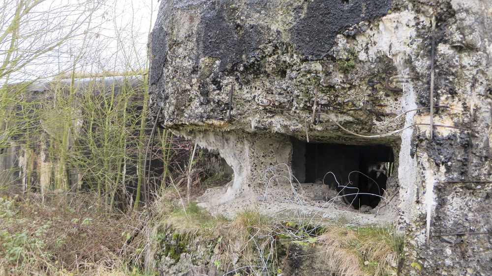 Ligne Maginot - A35 - RUBIS - (Blockhaus lourd type STG / STG-FCR - Double) - Créneaux de l'observatoire frontal.
Le mur de séparation des deux créneaux a été largement entamé.