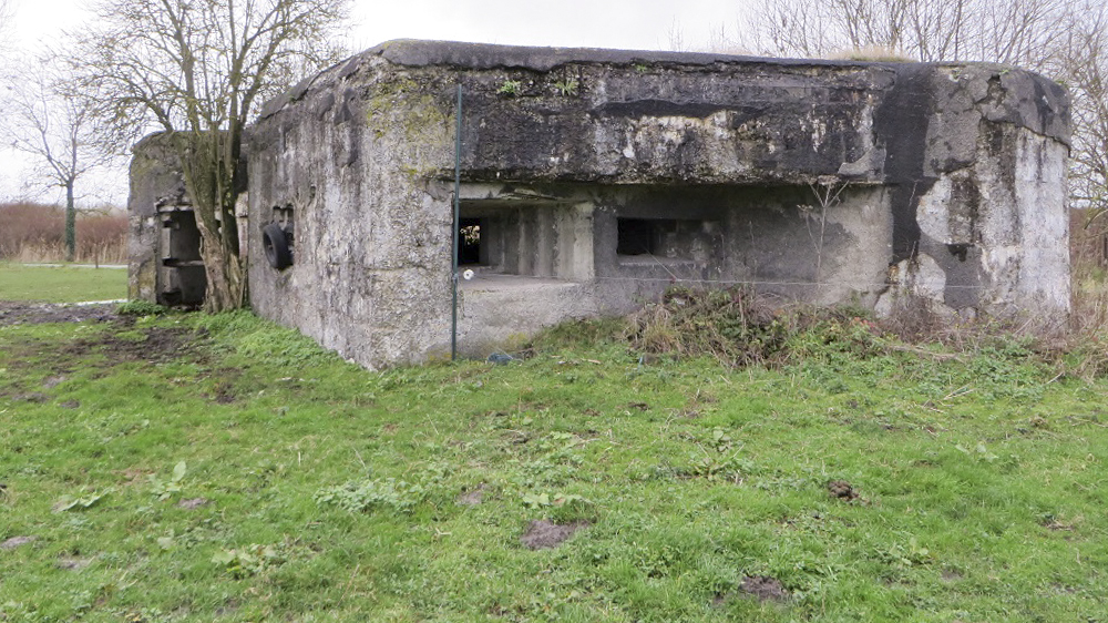 Ligne Maginot - A35 - RUBIS - (Blockhaus lourd type STG / STG-FCR - Double) - Vue générale.
La lumière que l'on aperçoit par le créneau de gauche est l'ouverture du créneau non obstrué de l'observatoire frontal.