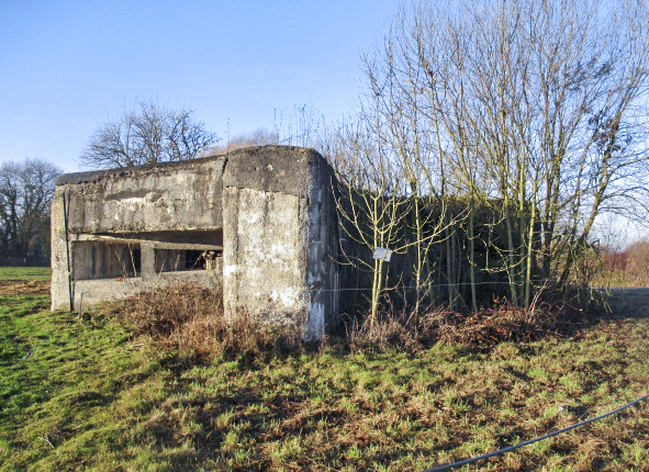Ligne Maginot - A35 - RUBIS - (Blockhaus lourd type STG / STG-FCR - Double) - Situé dans un pré clôturé - Visible du Chemin Piré.