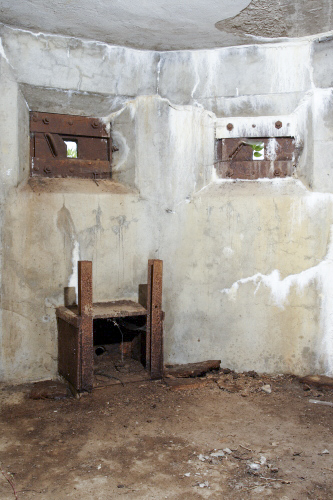 Ligne Maginot - RODEMACK (POSTE AVANCé GRM) - (Poste GRM - Maison Forte) - Le dispositif de mise à feu est visible au sol sous les créneaux