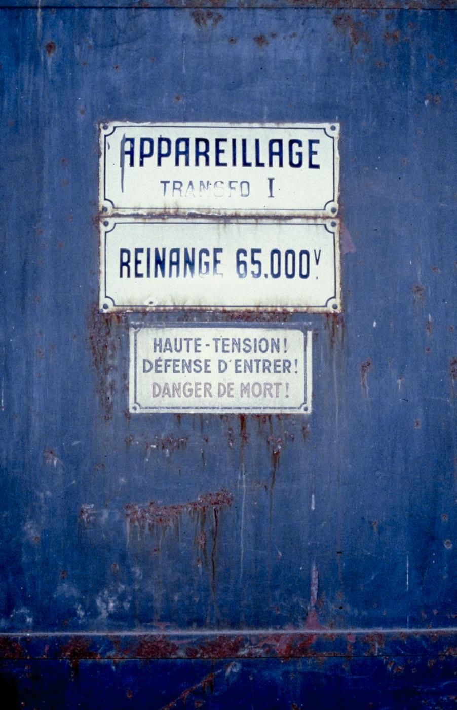 Ligne Maginot - BETTELAINVILLE - (Infrastructures électriques) - La porte d'accès aux appareillages du transformateur 1, arrivée Reinange en 65 KV - MANSUY Michel