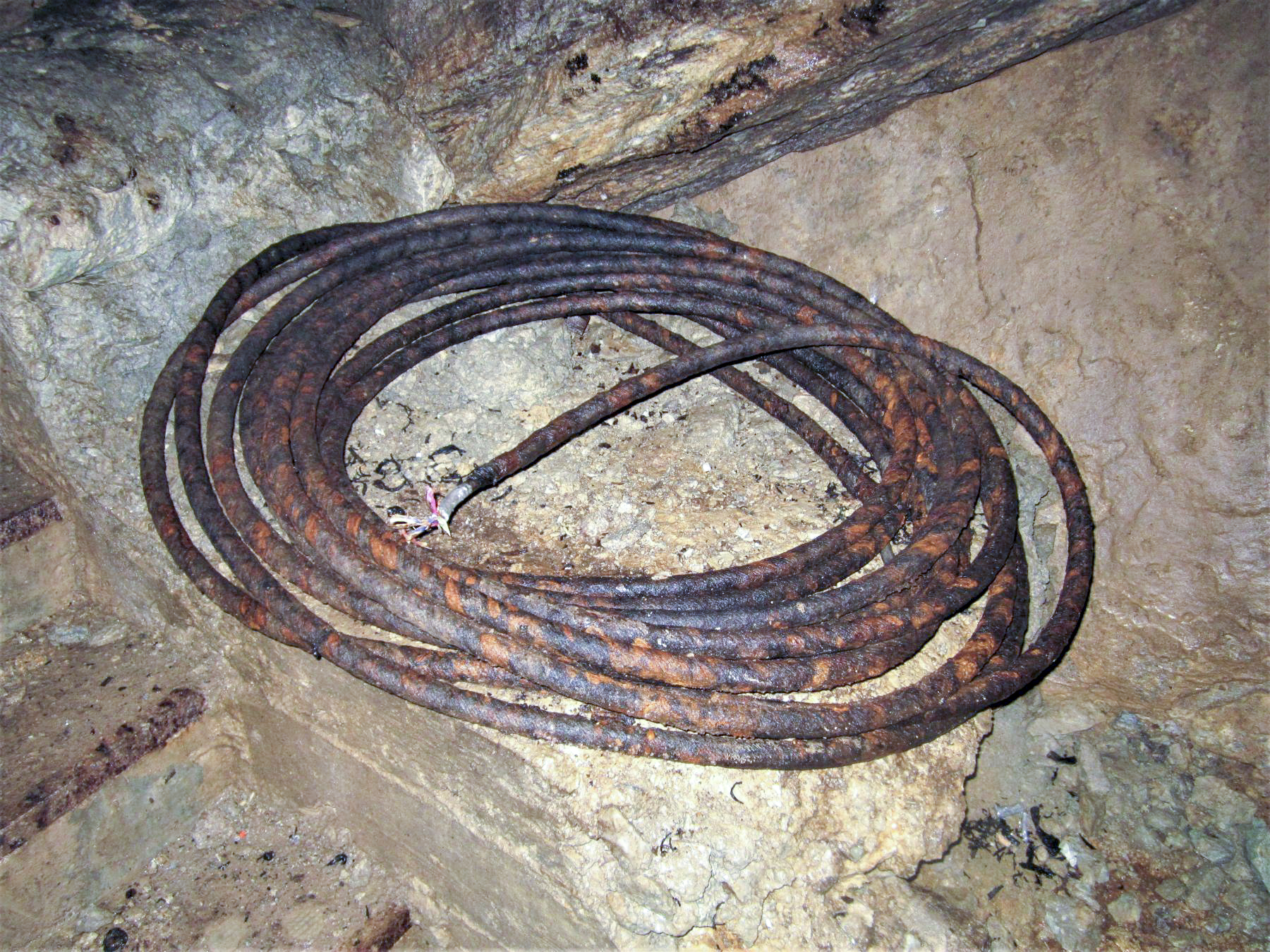 Ligne Maginot - AMODON - (Abri) - Escalier Nord
Câble  téléphonique (non utilisé)
