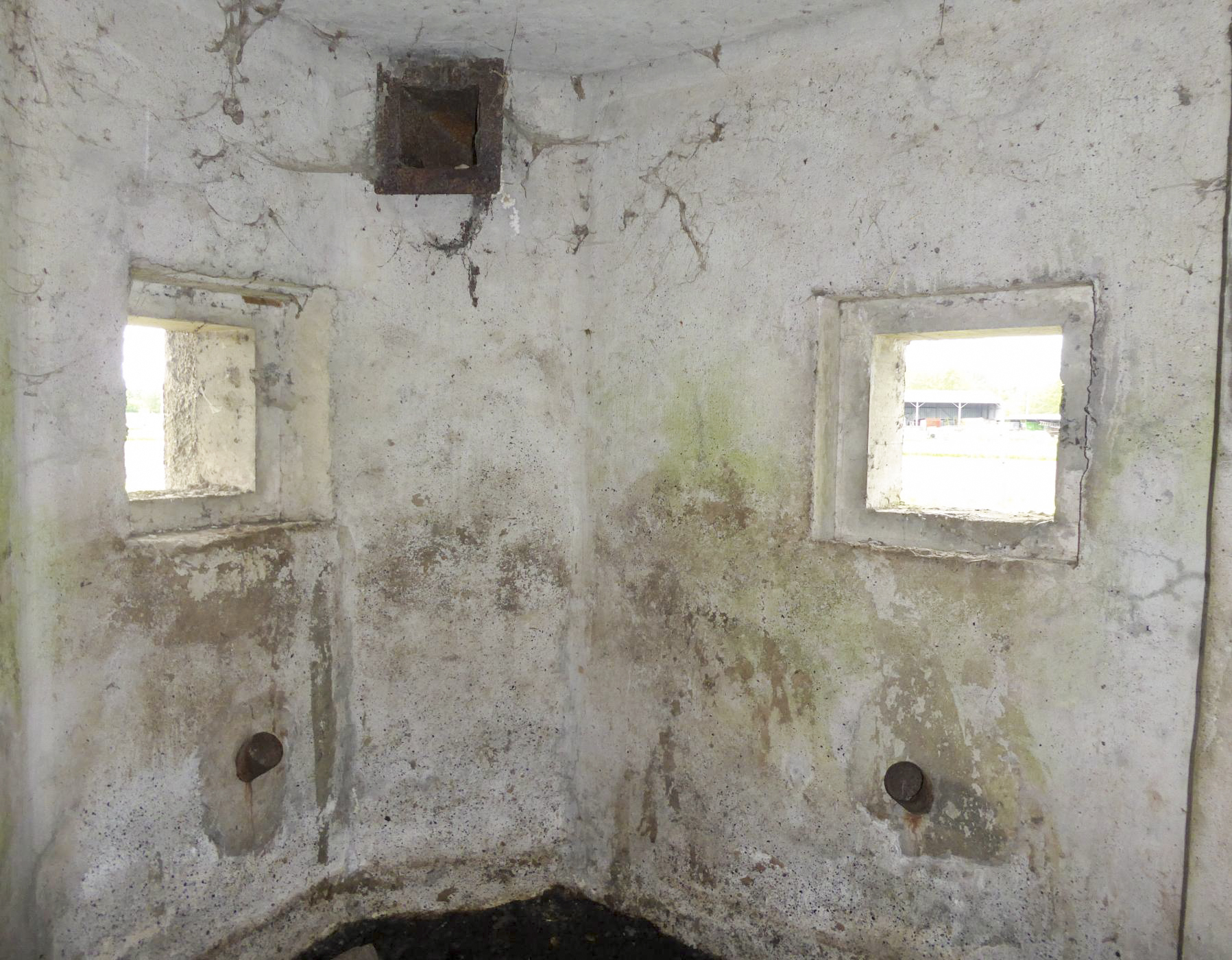 Ligne Maginot - NORD DE NIVELLE - (Blockhaus pour canon) - Créneaux de défense rapprochée côté gauche et orifice de ventilation - François VILLARS