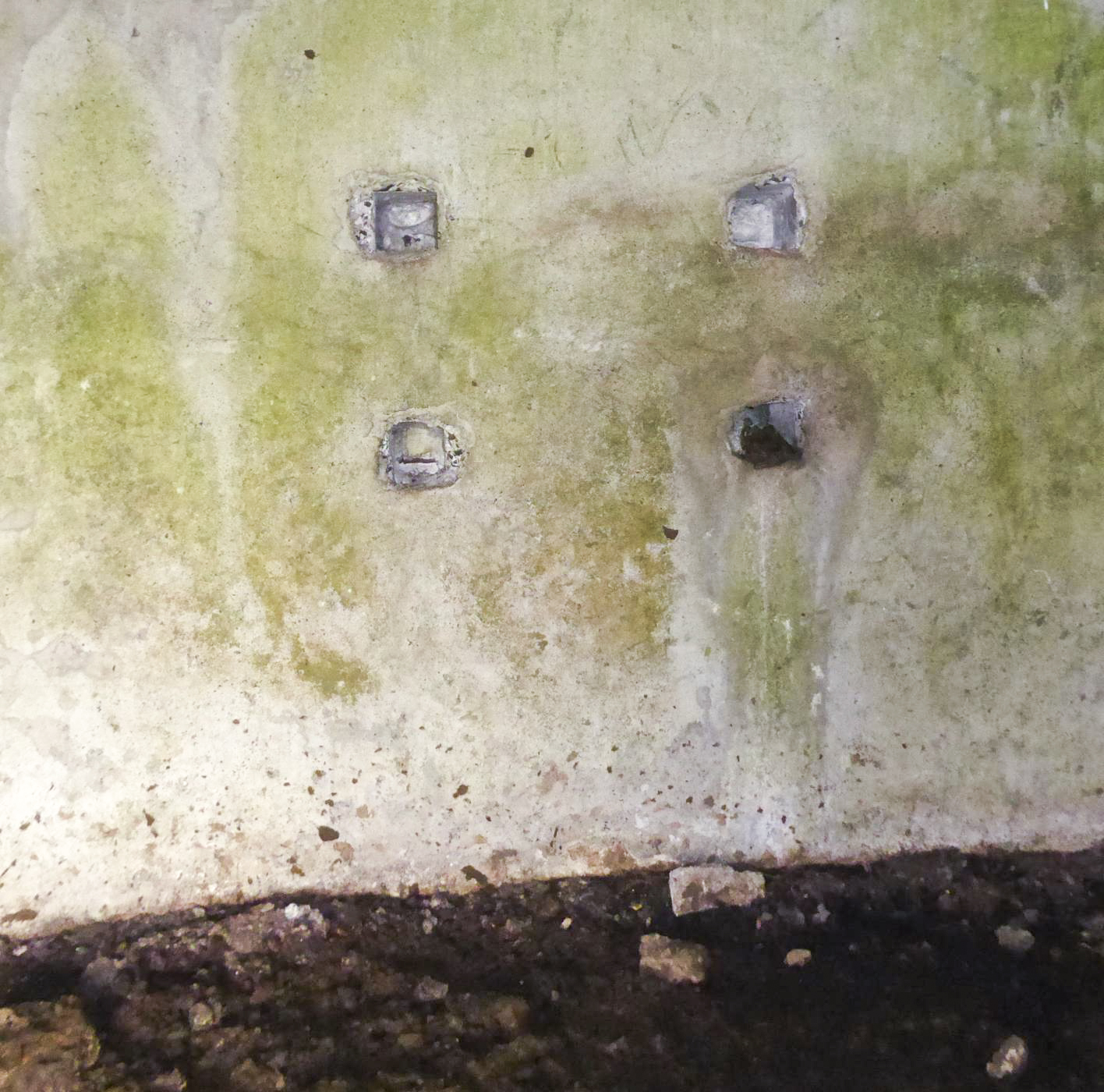 Ligne Maginot - NORD DE NIVELLE - (Blockhaus pour canon) - Réservations murales du cadre de support du périscope V d'observation. - François VILLARS