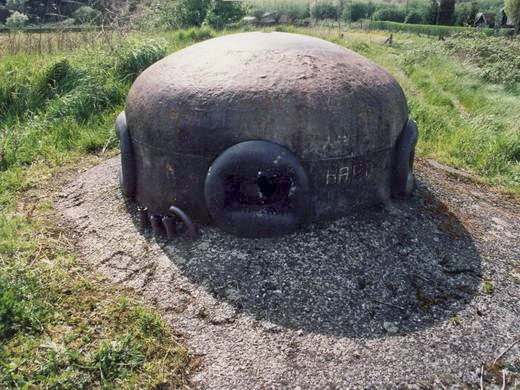 Ligne Maginot - CIMETIERE D'ESCAUPONT EST - C12 - (Casemate d'infanterie) - Noter la maxime 'On ne passe pas' gravée dans le béton autour de la cloche.