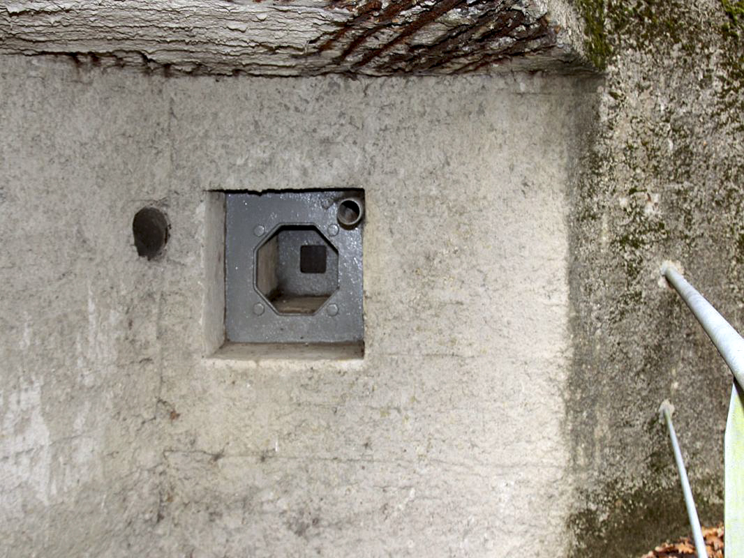 Ligne Maginot - CIMETIERE DU MONT DES BRUYERES - C2 - (Casemate d'infanterie) - 