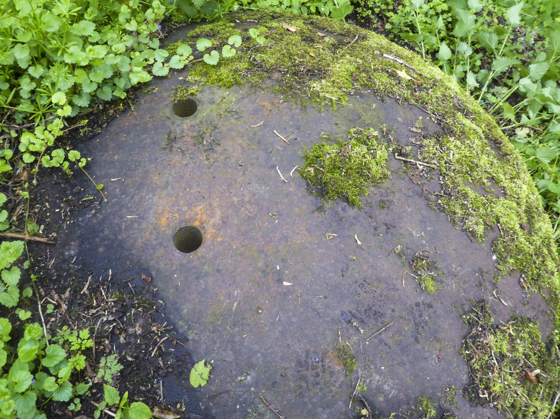 Ligne Maginot - DREVE SAINT ANTOINE - C6 - (Casemate d'infanterie - double) - Cloche JM convertie pour AM : les deux perçages supérieurs. Distance entre les deux trous : 32 cm. - François VILLARS