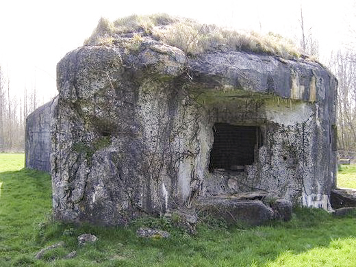 Ligne Maginot - B416 - CHATEAU DE FOREST - (Blockhaus pour canon) - La chambre de tir ouest détruite lors des combats du 22 Mai 1940