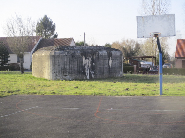 Ligne Maginot - B420 - ODOMEZ - (Blockhaus pour canon) - Blockhaus situé dans son environnement sur la place Joseph Moui.