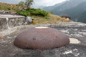 Ligne Maginot - SAINT OURS HAUT (SOH) - (Ouvrage d'artillerie) - Bloc 1
Les dessus de l'entrée avec la cloche LG au premier plan et la cloche GFM en arrière-plan
