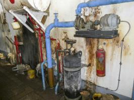 Ligne Maginot - SAINTE AGNES (SAG) - EO9 - (Ouvrage d'artillerie) - L'usine électrique
Bouteille d'air comprimé, pour le lancement du moteur, et pompe à eau de refroidissement