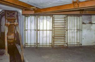 Ligne Maginot - MONTGENEVRE (BARRAGE RAPIDE) - (Blockhaus pour arme infanterie) - Chambre de tir avec support du canon de 47 et casiers à munitions