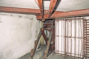 Ligne Maginot - MONTGENEVRE (BARRAGE RAPIDE) - (Blockhaus pour arme infanterie) - L'escalier permettant d'enjamber la barrière pour entrer et sortir de la chambre de tir lorsque la barrière est en position 'rentrée'