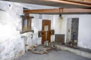 Ligne Maginot - MONTGENEVRE (BARRAGE RAPIDE) - (Blockhaus pour arme infanterie) - Au premier plan le second créneau pour le canon de 47, au centre le passage de la barrière anti-char et à l'arrière plan la porte blindée.